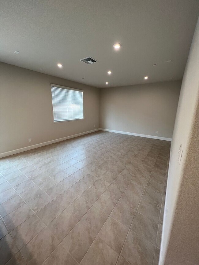 Building Photo - Newer 4 Bedroom Solar Home in Rocklin! Eas...