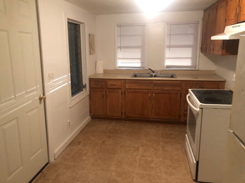 Primary Photo - 200 Sanders Hill Dr