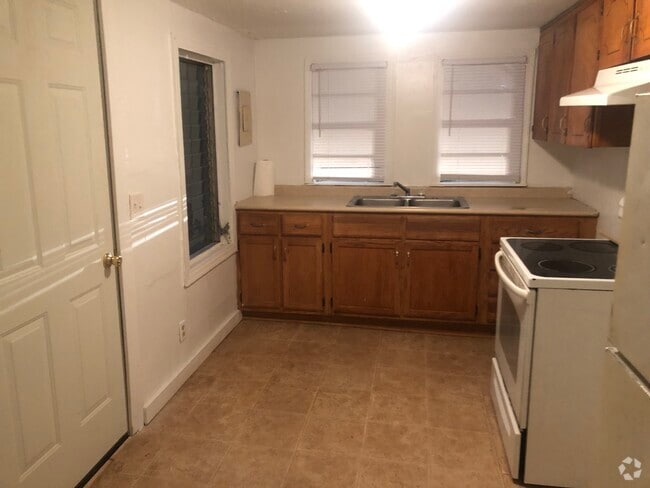 Building Photo - 200 Sanders Hill Dr