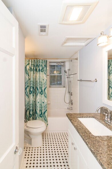 Building Photo - Charming Midtown Condo with Private Entrance