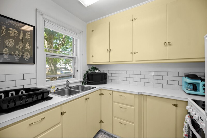 Building Photo - 801 E Lakeside Ave