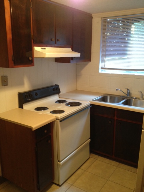 Kitchen - Oakview Ave Apartments