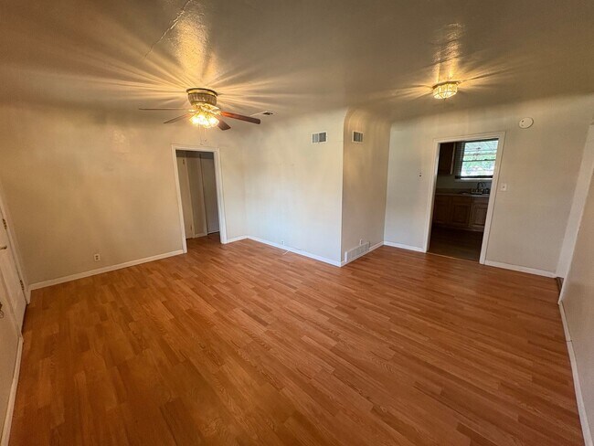 Building Photo - Charming Exeter Home Near Shopping Center ...