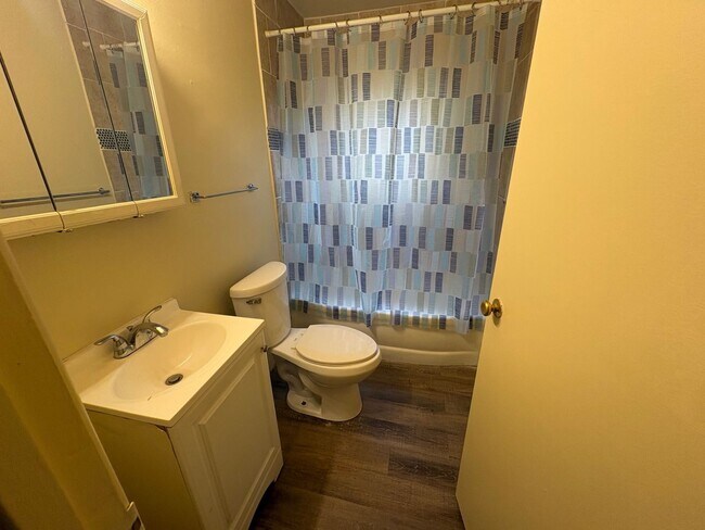 Building Photo - 3 Bedroom Ranch In Meadowdale