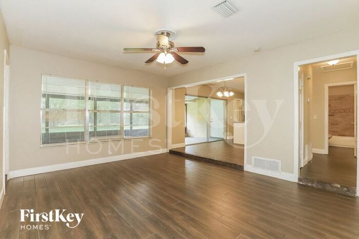 Building Photo - 1005 Greenbriar Dr