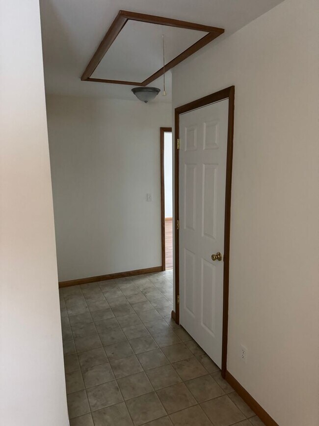 Building Photo - 2 bedroom 1 bath second floor unit