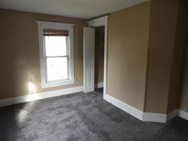 Building Photo - FOR RENT NOW