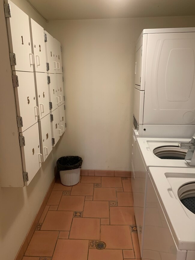 Building Photo - 160 Mallorca Way