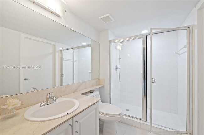 Building Photo - 1155 Brickell Bay Dr