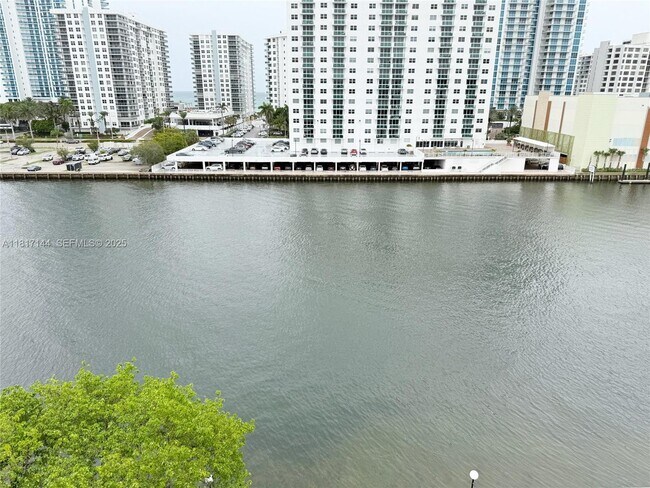 Building Photo - 800 Parkview Dr