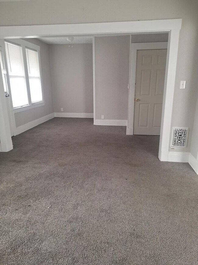 Building Photo - 3255 E 130th St