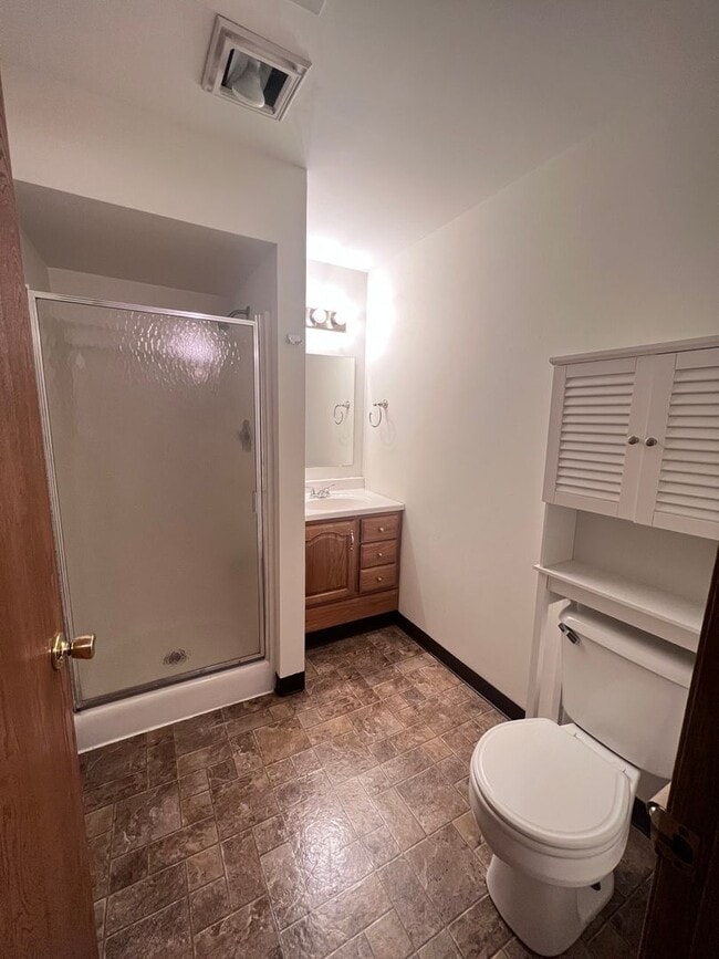 Building Photo - Three Bedroom Duplex in Rockford!