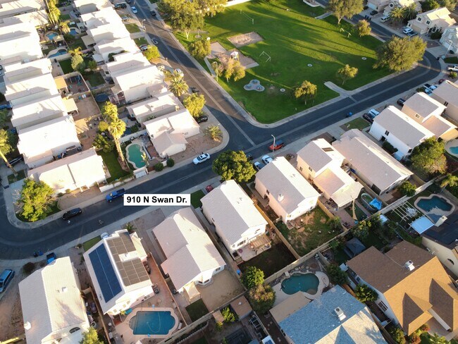 Building Photo - 910 N Swan Dr