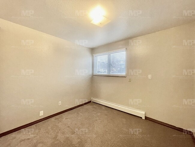 Building Photo - 1628 Azalea Dr