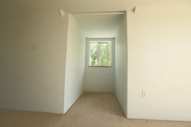 Building Photo - Spacious upper 3-bedroom unit with 2 full ...