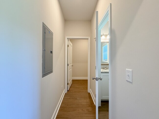 Building Photo - 102 Skye Dr