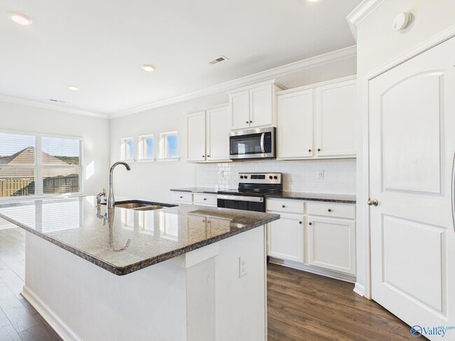 Building Photo - 506 E River Landing Blvd