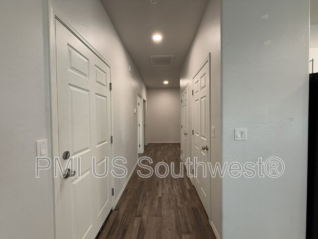 Building Photo - 8700 E Loos Dr