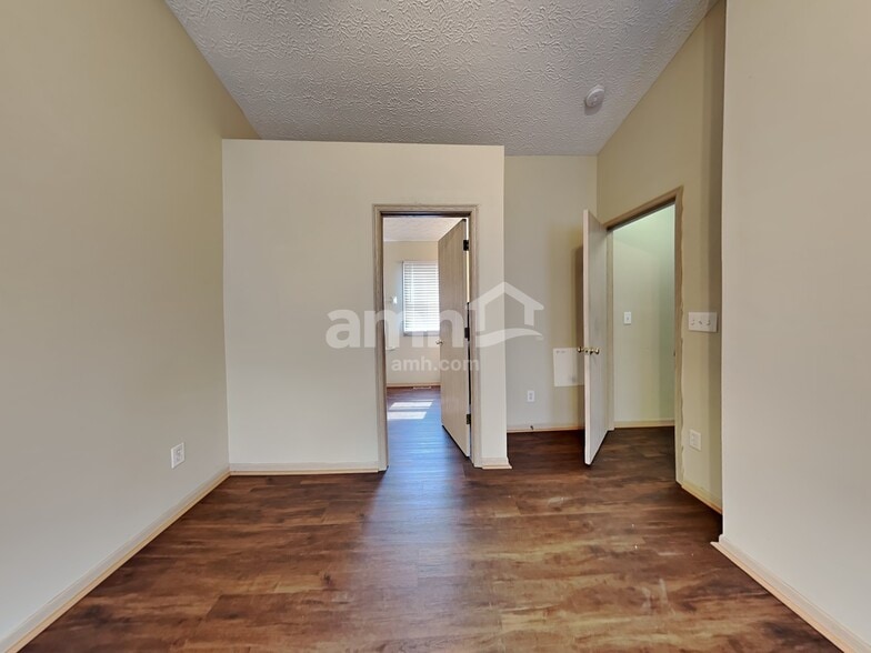 Building Photo - 5563 Crenton Dr
