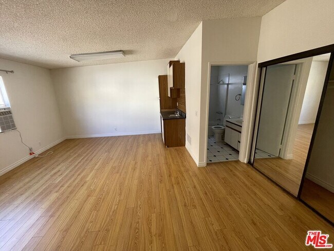 Building Photo - 1252 Barry Ave