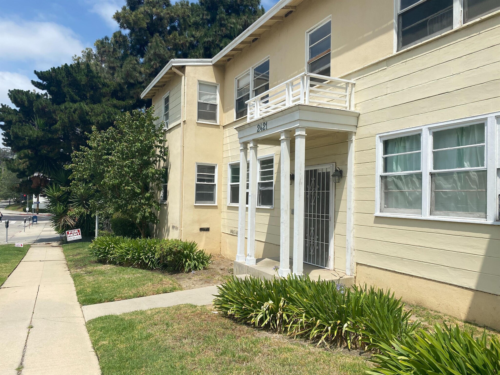 Building Photo - 2441 Silver Lake Blvd