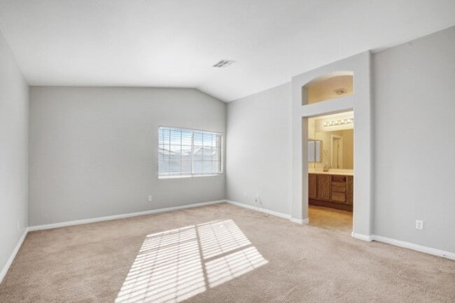Building Photo - Awesome 3 Bedroom, 2 Story Home in North L...