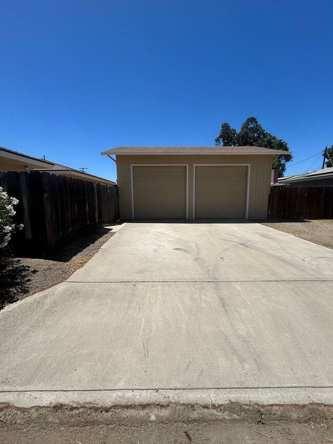 Building Photo - Wow, ready for move in, large updated home...