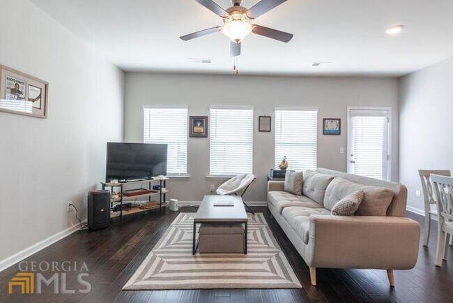 Building Photo - 3506 Lakeview Crk