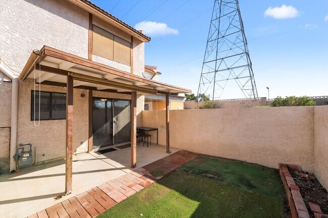 Building Photo - Immaculate two story townhome style condo ...