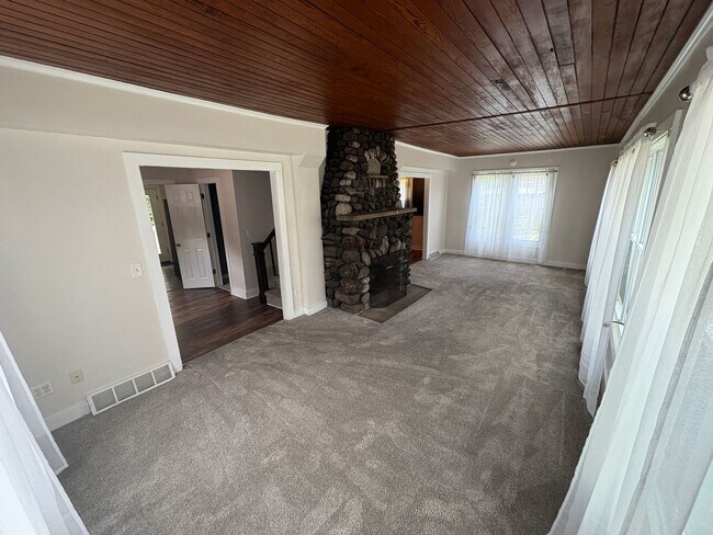 Building Photo - Lovely 4 Bedroomin a Quaint and Quiet Neig...