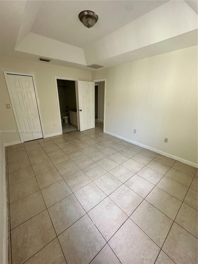 Building Photo - 1529 SE 24th Ct