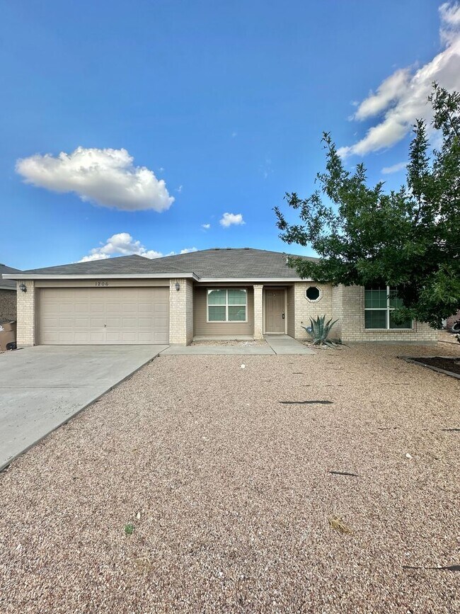 Building Photo - COMING AUGUST 2026 - 5 Bedroom Home in PaulAnn Neighborhood!