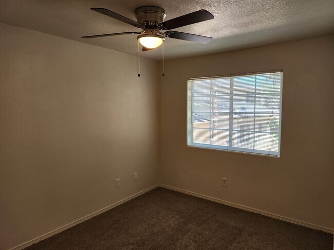 Building Photo - 2 bed / 1 bath in 4 Plex