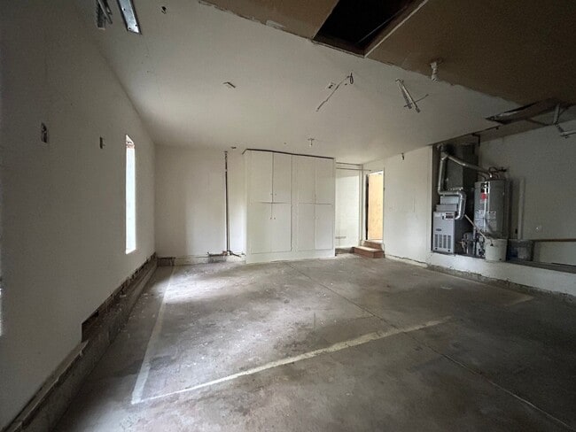 Building Photo - Bright and Open 3 Bed, 1 Bath House!