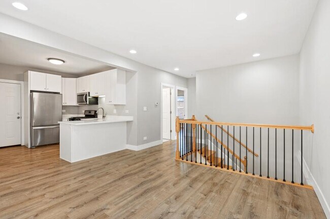 Building Photo - 4 bedroom in Chicago IL 60659