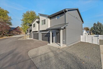 Building Photo - Modern Valley Town Home!