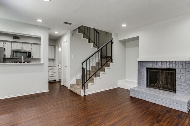 Building Photo - 2805 Meadow Park Dr