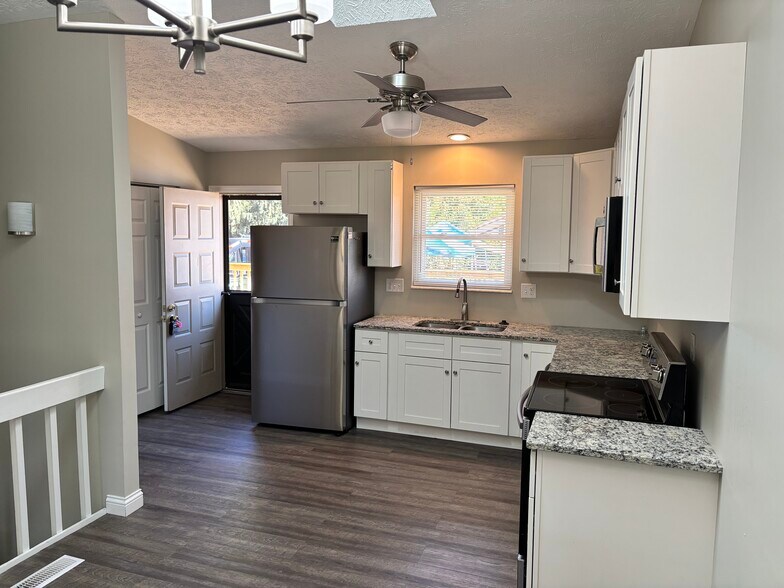 Kitchen - 2279 Joshua Cir
