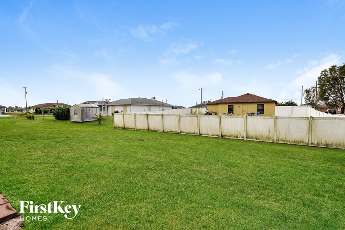 Building Photo - 226 Manasota St
