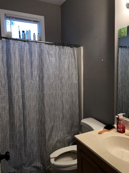 Building Photo - 187 Coming St