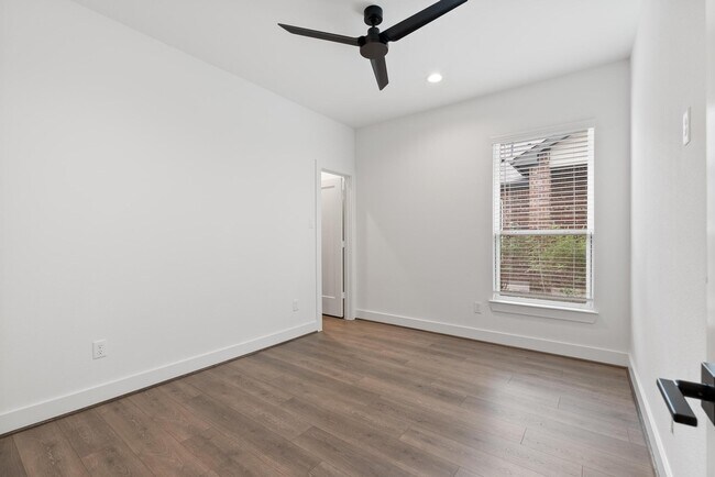 Building Photo - 2759 Sunny Briar Dr