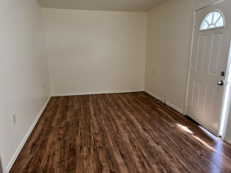 Building Photo - 311 1/2 W Cypress Ave