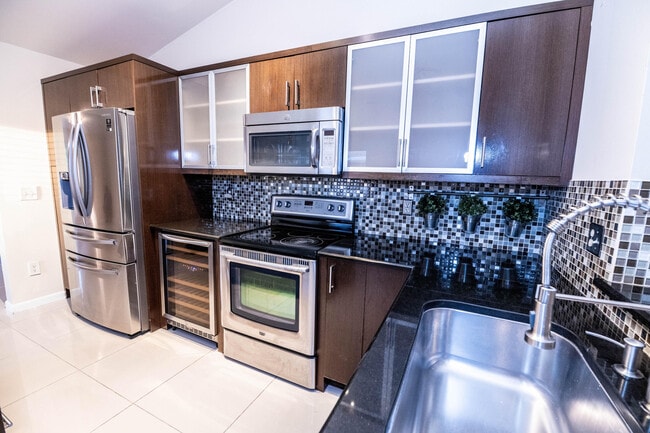 Building Photo - 8111 Cedar Hollow Ln