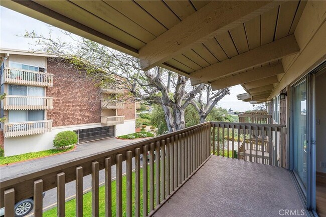 Building Photo - 6542 Ocean Crest Dr