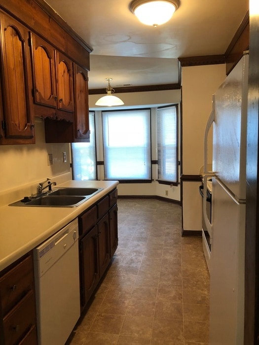 Building Photo - SPACIOUS TOWNHOME IN CENTRAL LOCATION