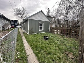 Building Photo - "Charming & Cozy 2-Bedroom Duplex in Prime Moscow Location – 800 Sq Ft of Comfort!"