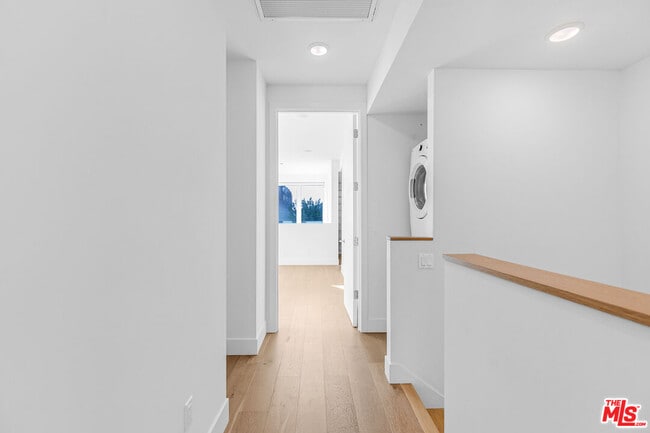 Building Photo - 2000 Beachwood Dr