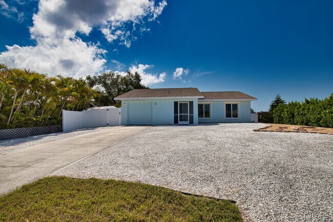 Building Photo - Annual Unfurnished 2 Bedrooms 2 Bathrooms Pool Home Located in South Venice!
