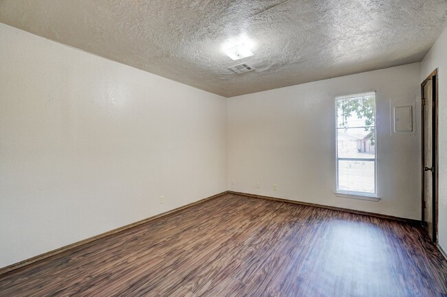 Building Photo - Spacious 2-Bedroom Duplex with Modern Upda...