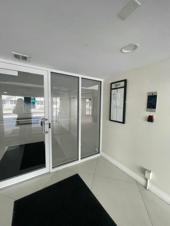 Building Photo - 1237 Hillsboro Mile